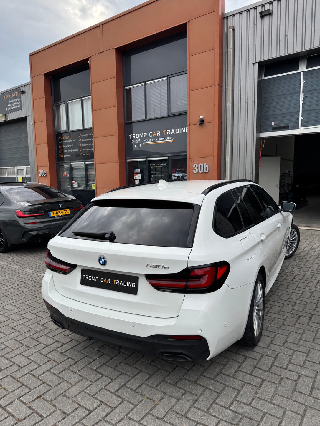 BMW 530e Touring bij Tromp Car Trading in Oud-Gastel