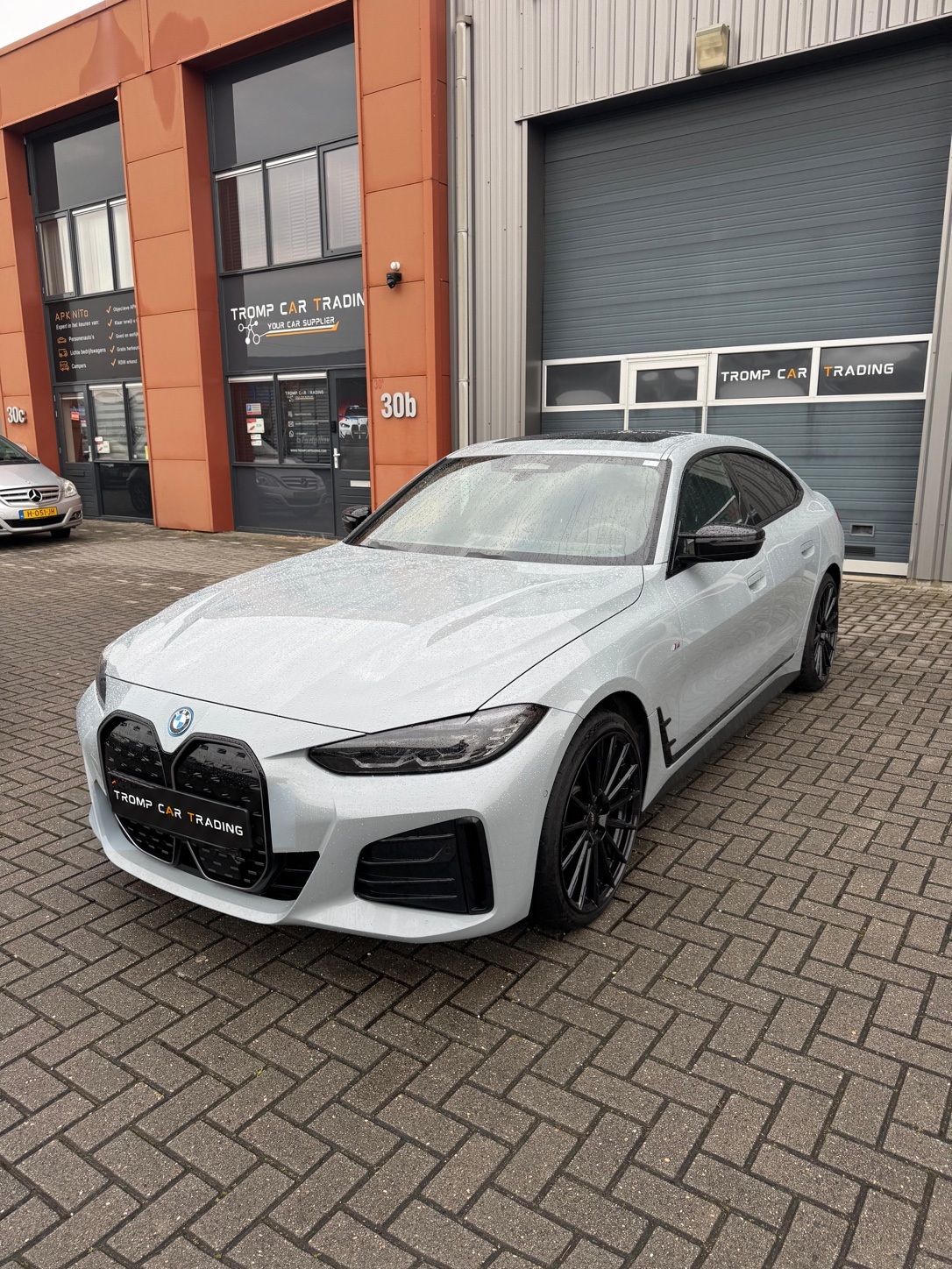 BMW i4 bij Tromp Car Trading in Oud-Gastel