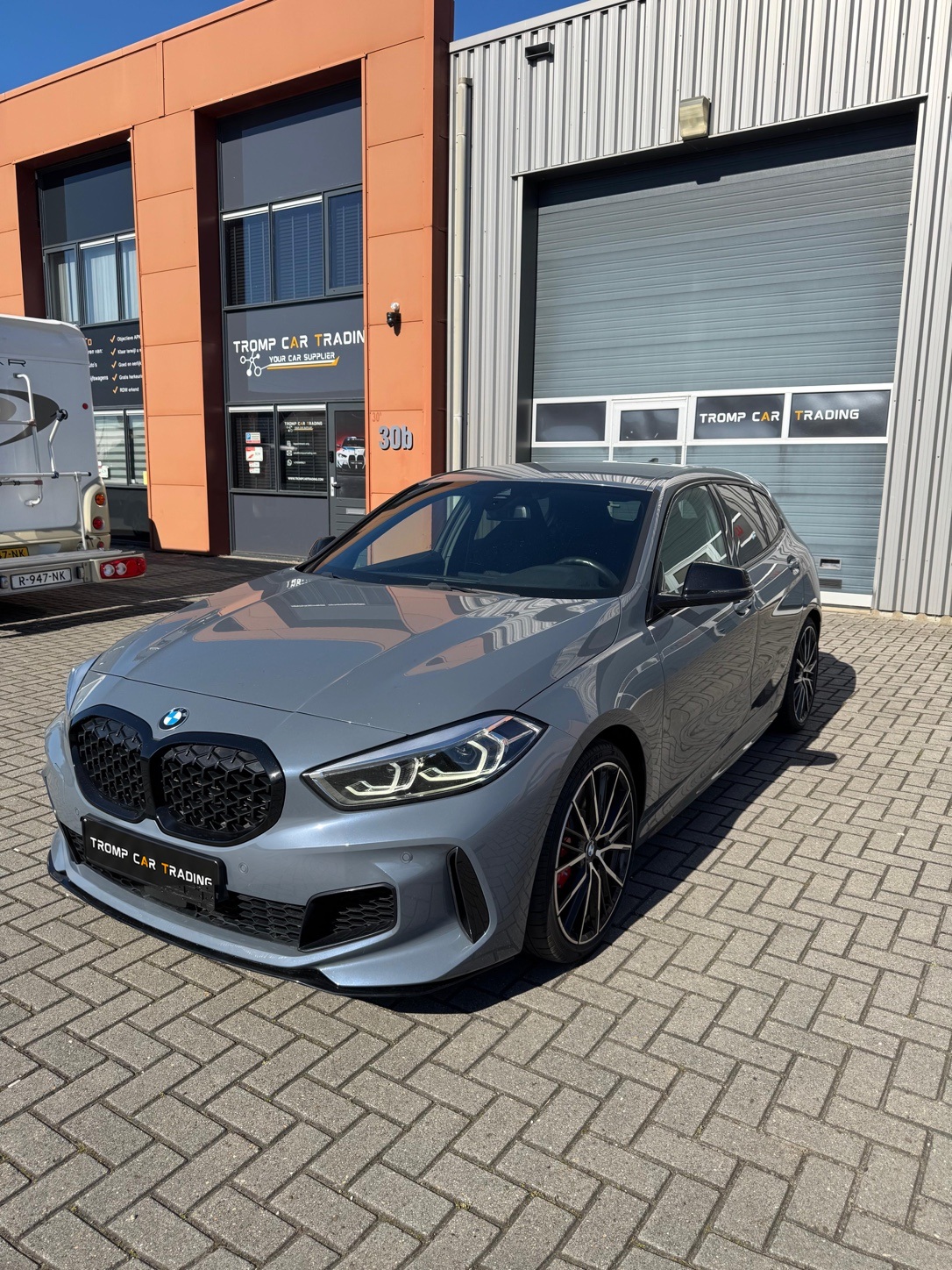 BMW M135i bij Tromp Car Trading in Oud-Gastel
